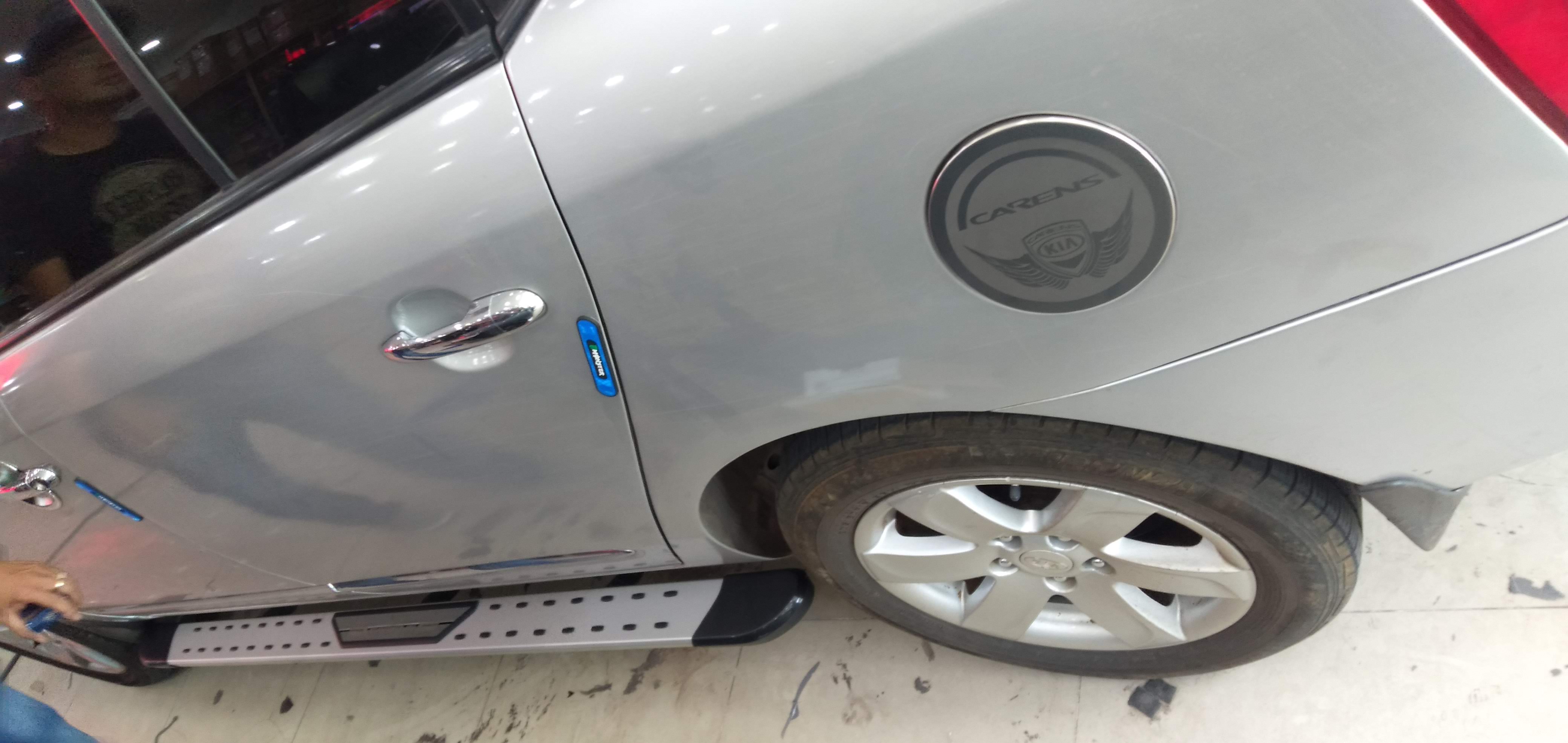 Ốp INOX nắp bình xăng KIA Caren