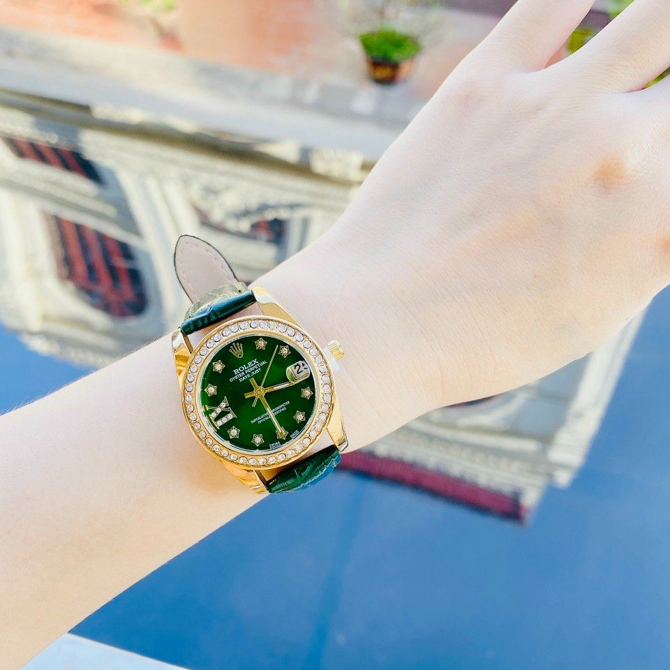 Đồng hồ nữ Rolex viền đính đá dây da nhẹ nhàng sanh chảnh. Đồng hồ nữ dây da