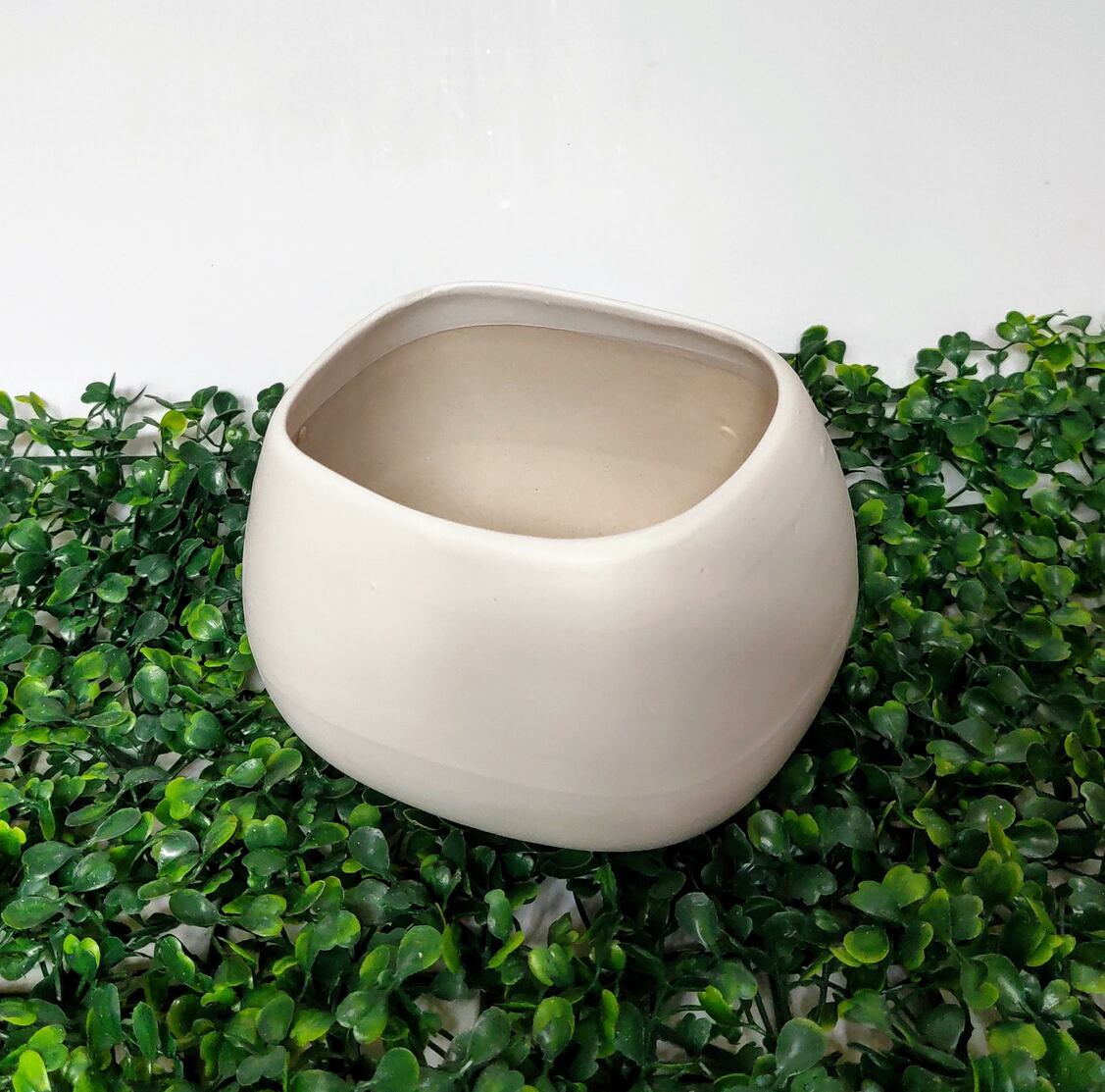 Chậu sứ méo Asa (màu ngẫu nhiên)