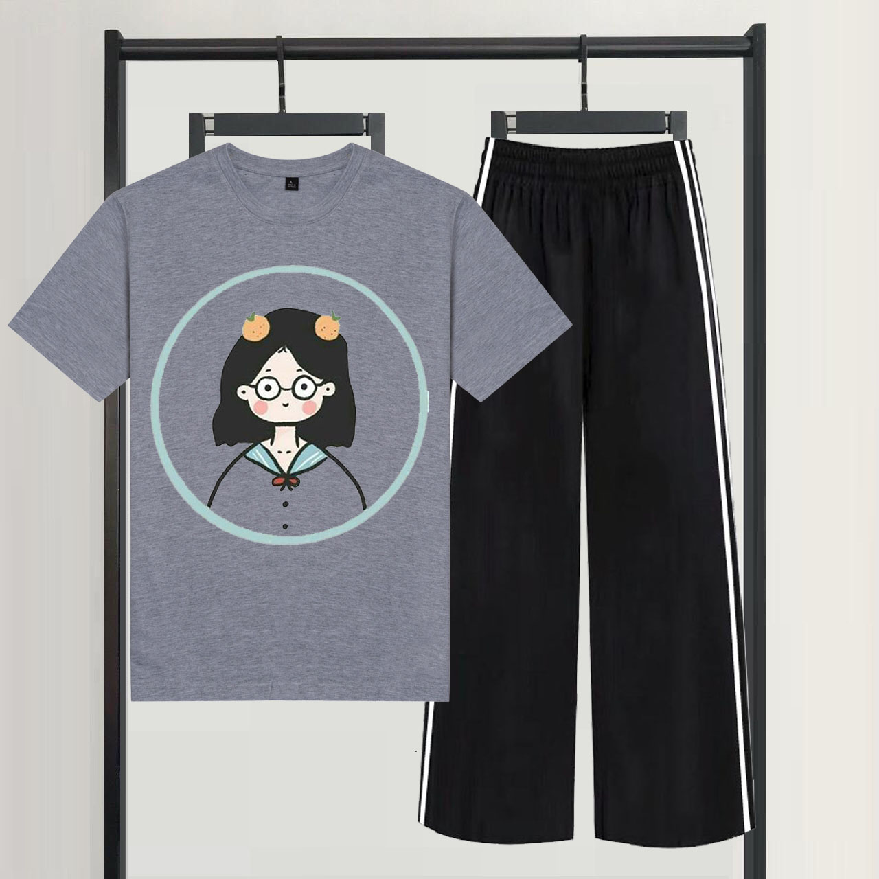 Sét Bộ Quần Áo Nữ Xinh Cute Mặc Đi Chơi Dạo Phố, Chất Liệu Áo Cotton Tím Organic Ngắn Tay Cổ Tròn In Cô Gái Kèm Quần Ống Rộng Sọc  Thun Cát Co Giãn Nhẹ Phong Cách Thời Trang Trẻ Hàn Quốc