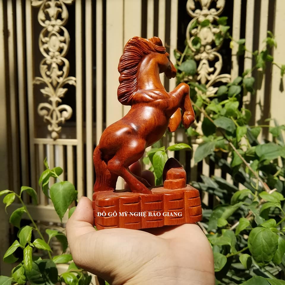 Tượng con ngựa gỗ hương