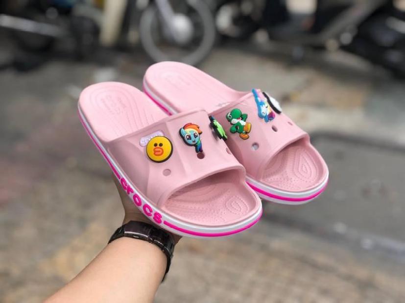 Dép Crocs Nữ quai ngang cao cấp thiết kế quai thời trang, sành điệu giúp tôn dáng chân - Tặng kèm 12 sticker giá rẻ