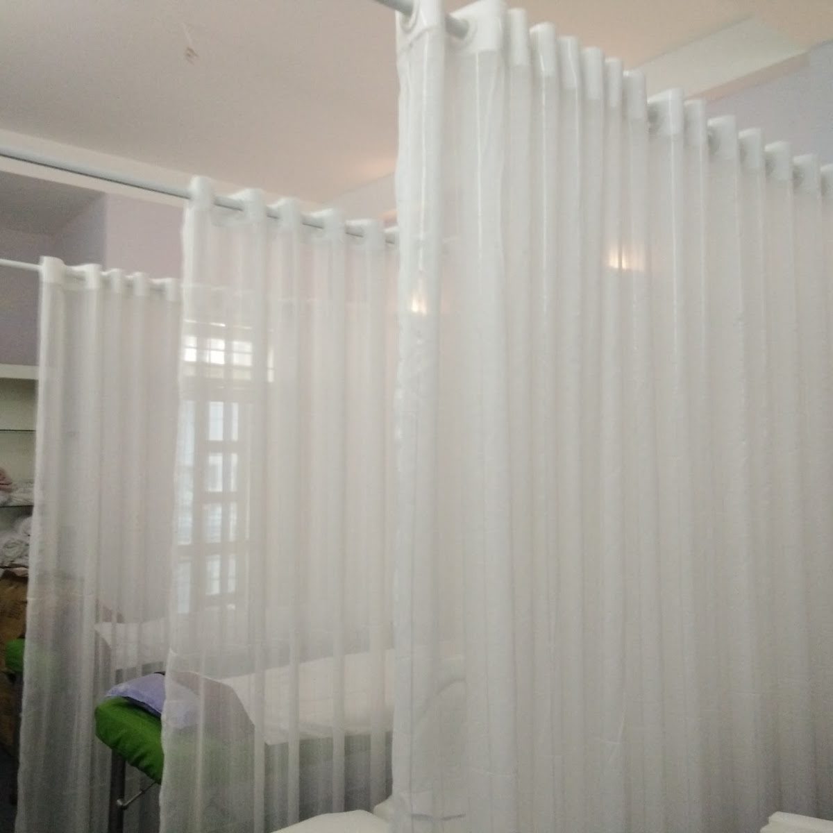 Rèm voan màu trắng che cửa sổ cửa chính