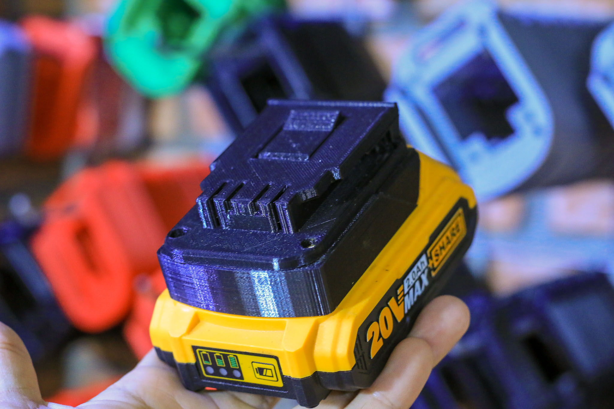 Ngàm chuyển pin Ingco - Total maxshare dùng cho máy dewalt 20v