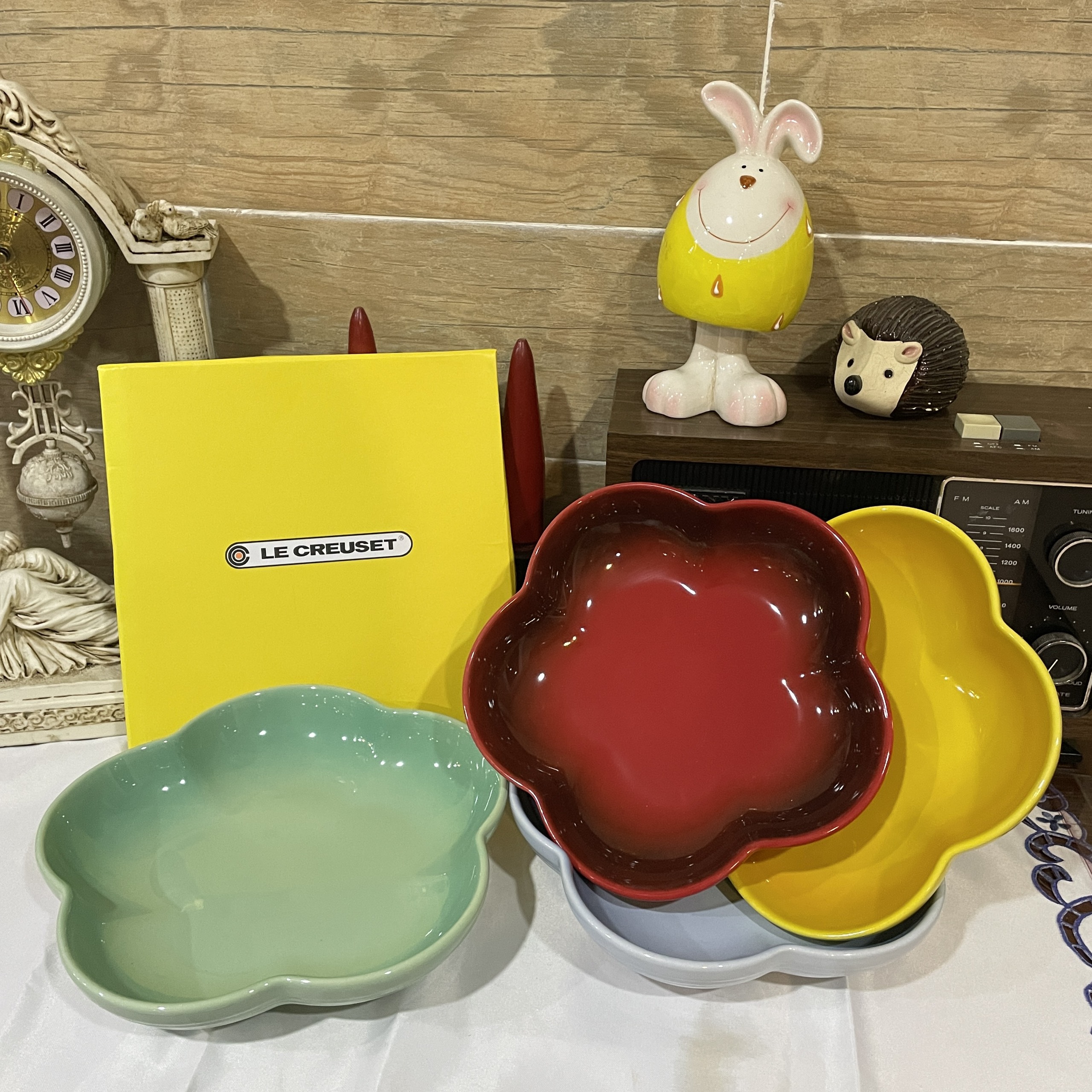 Set 4 cái đĩa Le Creuset ( Màu ngẫu nhiên ) hình dạng hoa 5 cánh 8" - 20cm- Le Creuset Flower Plate Dish 8" Bright Rainbow 4 Color