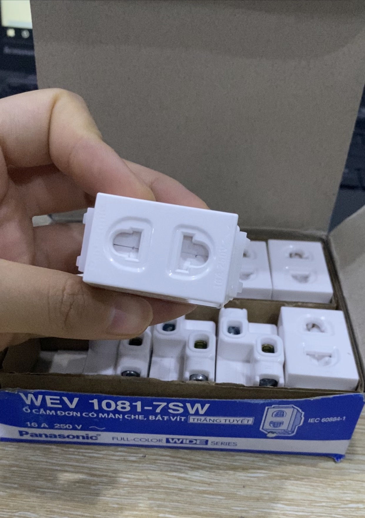 Ổ cắm đơn PANASONIC Wide có màn che
