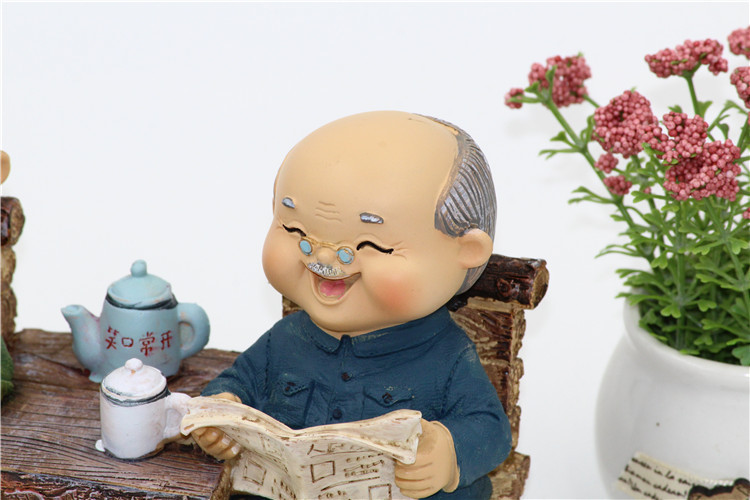 Tượng ông bà hạnh phúc - Đọc báo uống trà