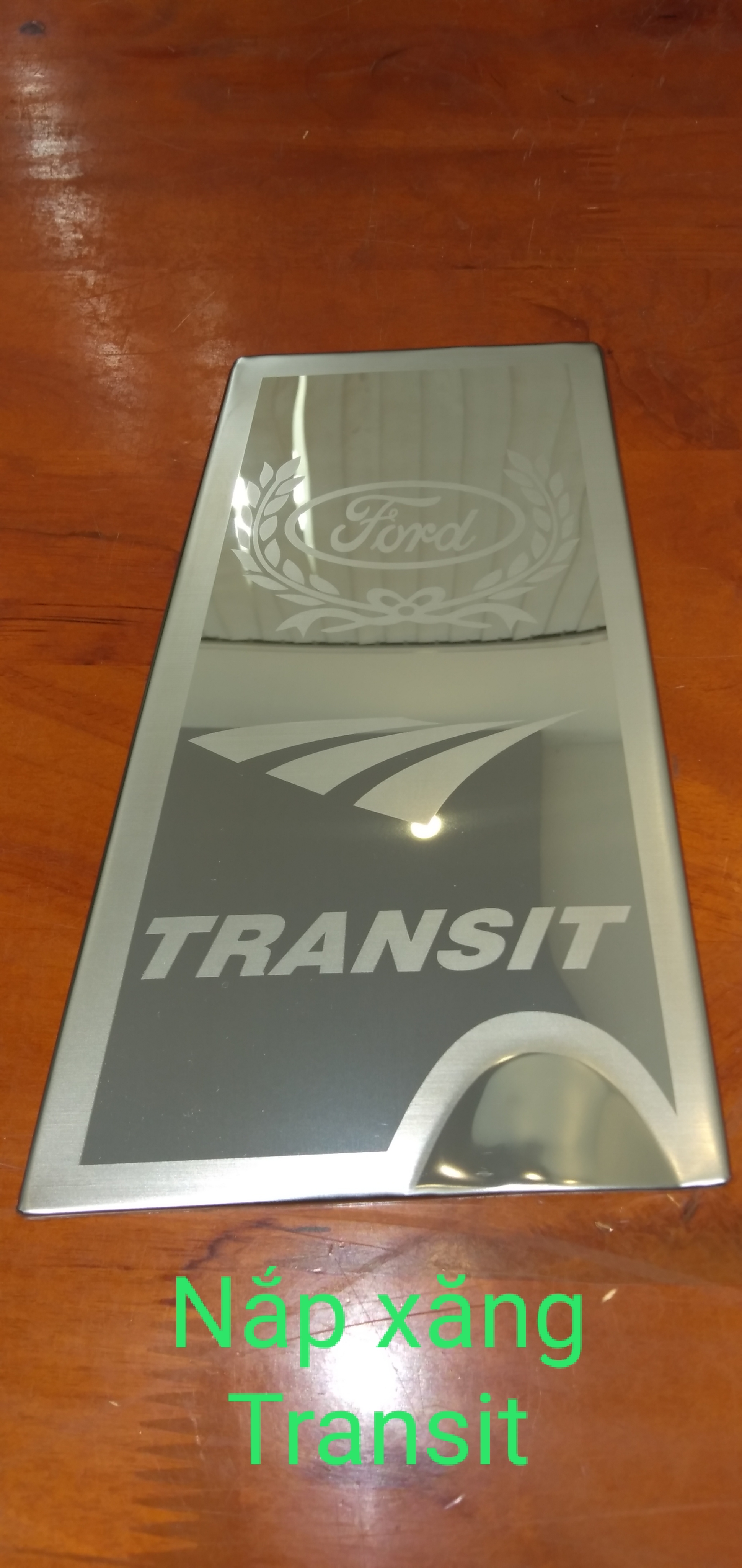 Ốp INOX nắp bình xăng FORD Transit 2015