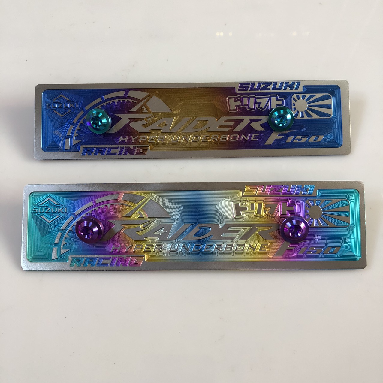 [HCM]Bảng tên RAIDER + ốc Gr5 6li15 Titanium kiểu 3D