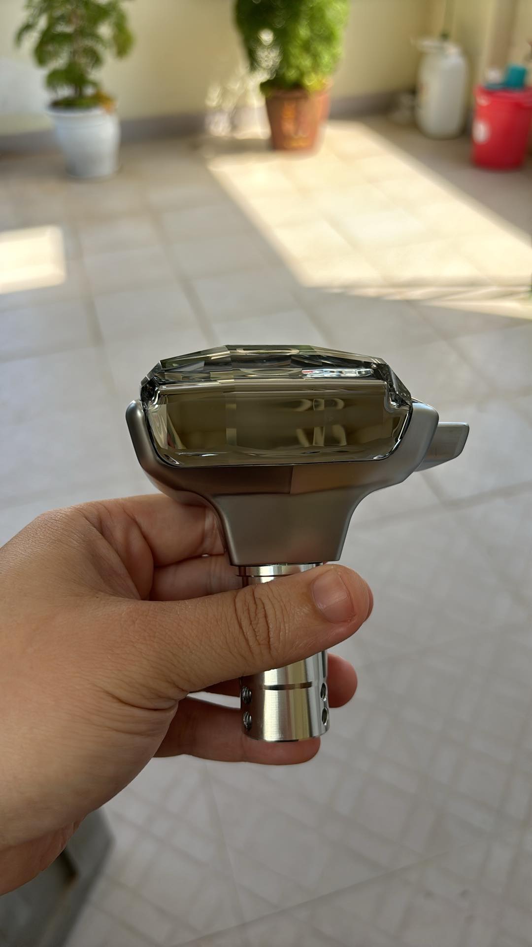 Cần số pha lê Kia có đèn led đa màu