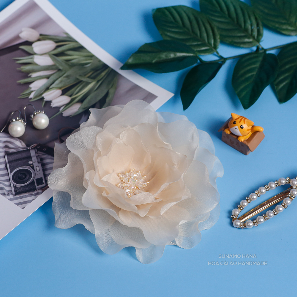 Hoa cài áo handmade ( Hoa trà màu be hồng đào nhạt cực xinh)