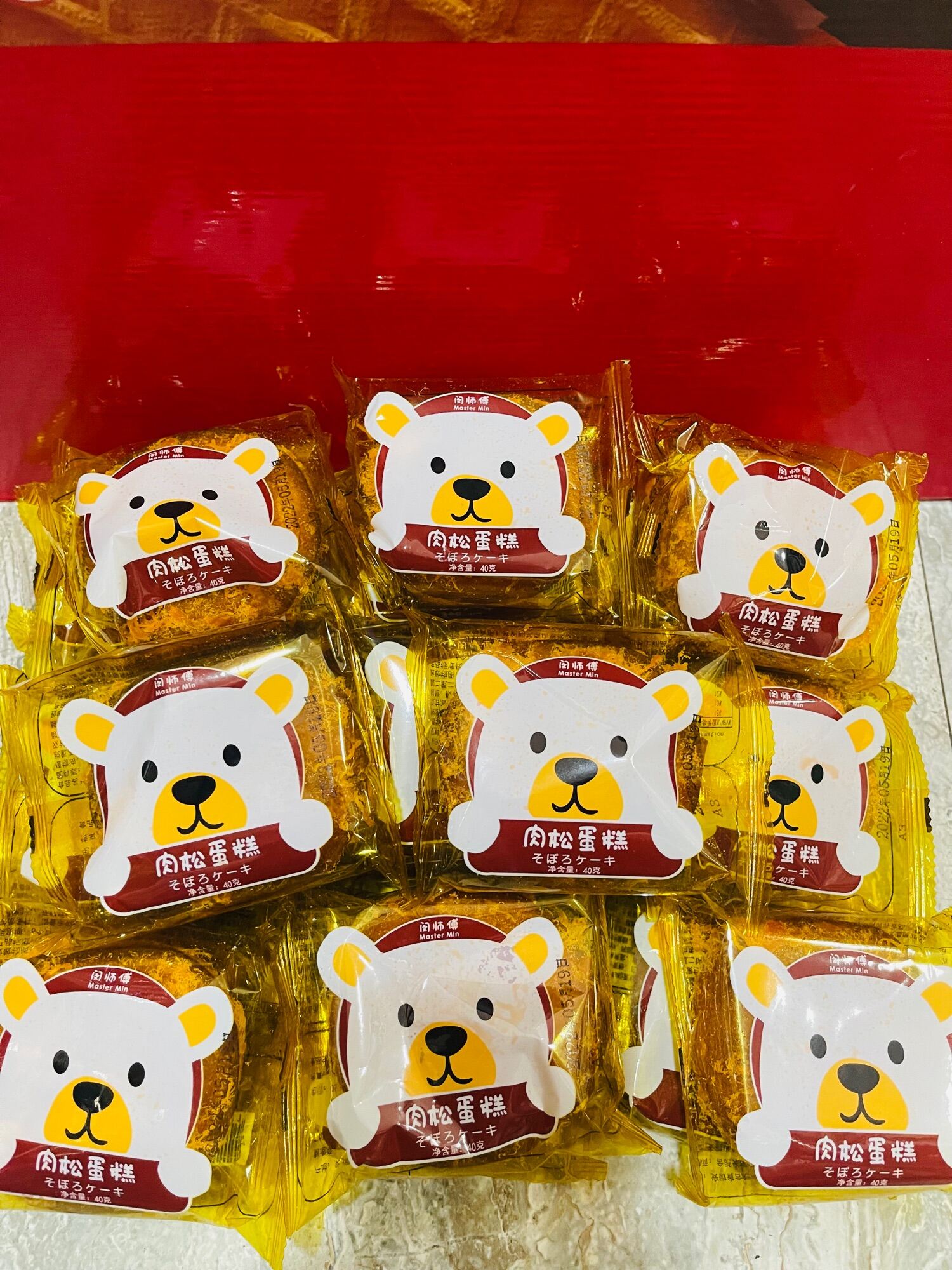 Bánh bông lan chà bông gấu vàng
