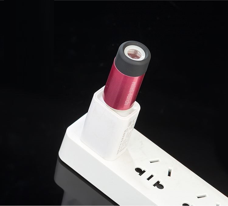Đèn pin siêu mini kiêm móc khóa ( SẠC CỔNG USB )