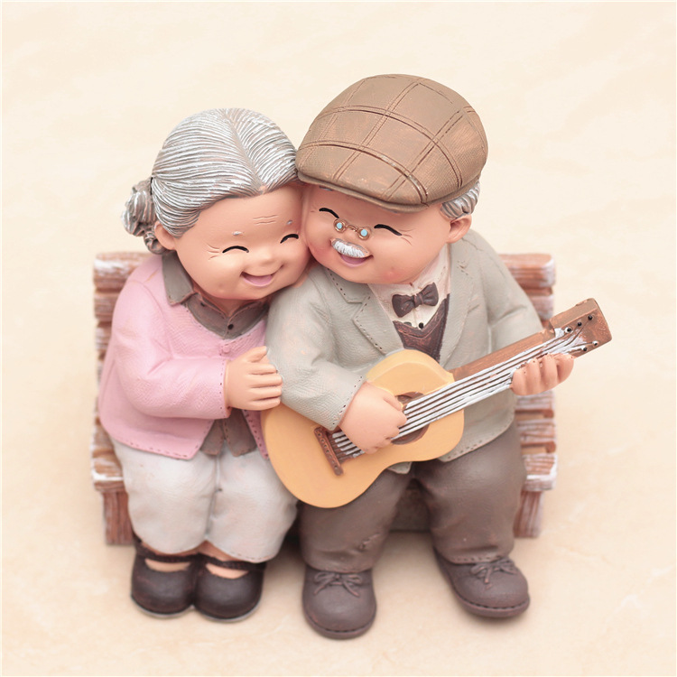 Tượng ông bà đánh đàn ghi ta