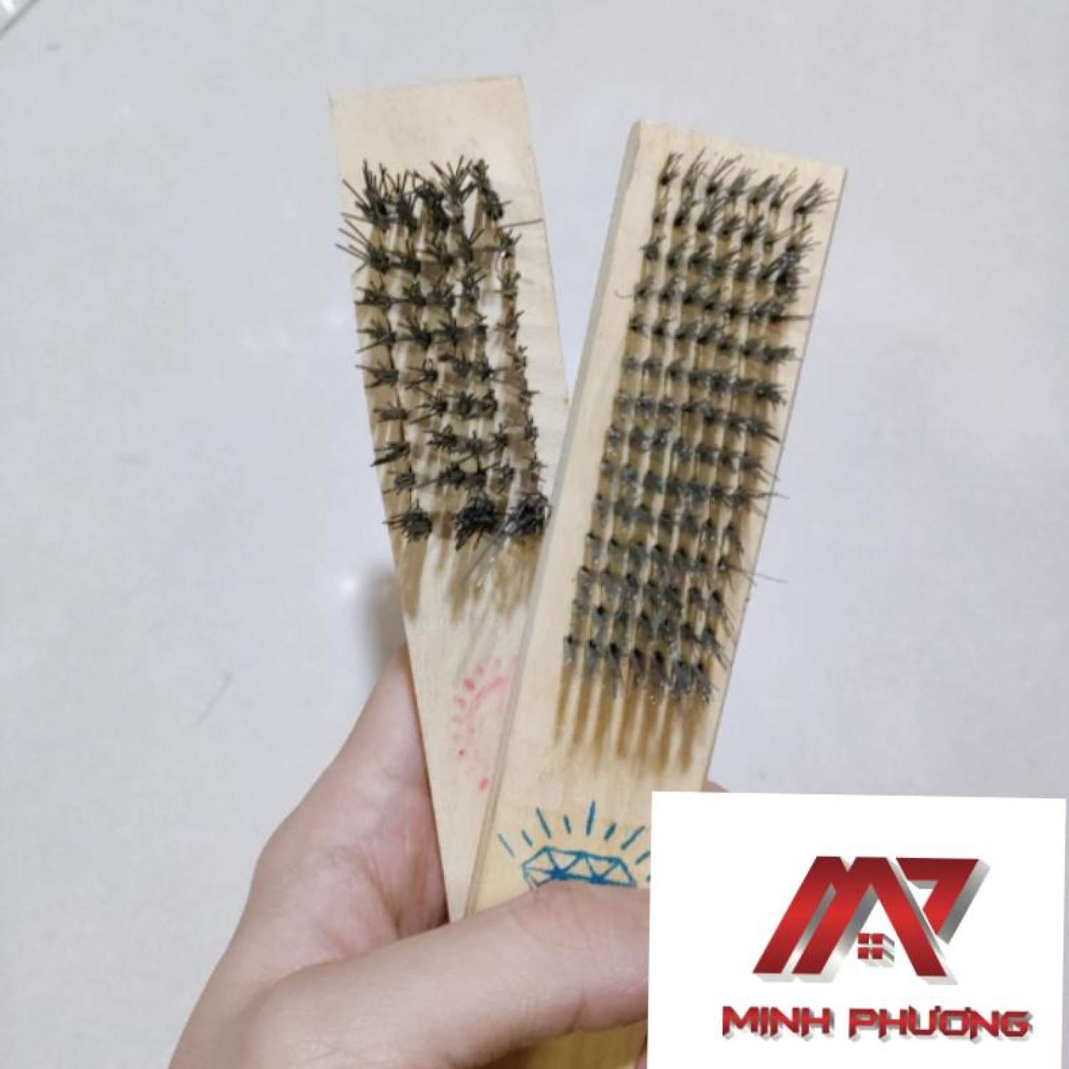 Bàn chải sắt cán gỗ