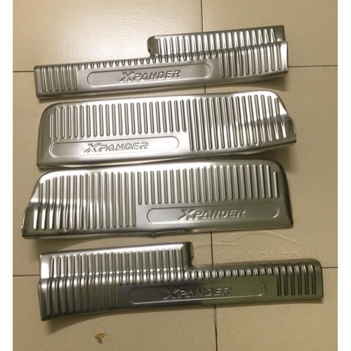 Bậc cửa trong Xpander 2020 inox