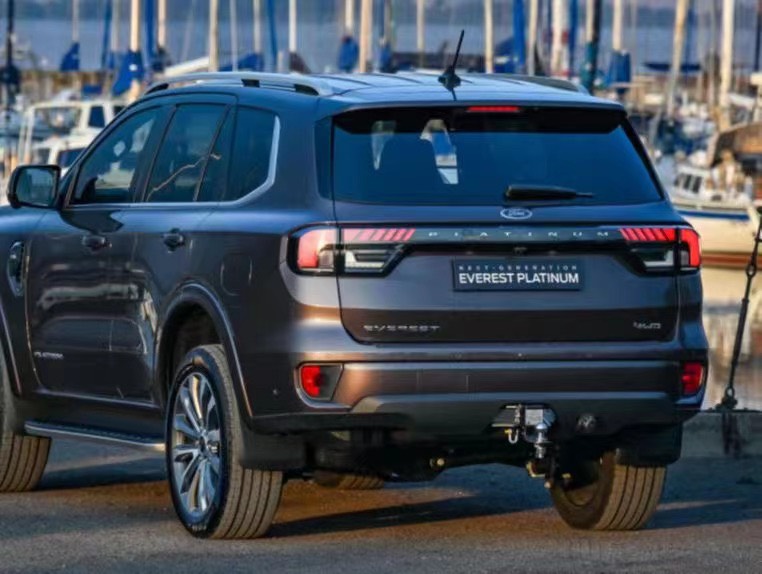 Đèn cản sau ford everest 2023
