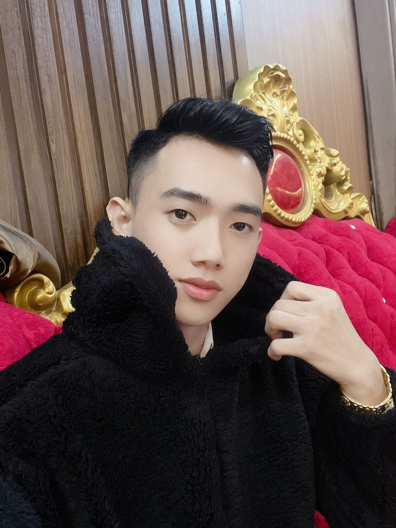 Áo lông cừu đen trơn có mũ dày dặn