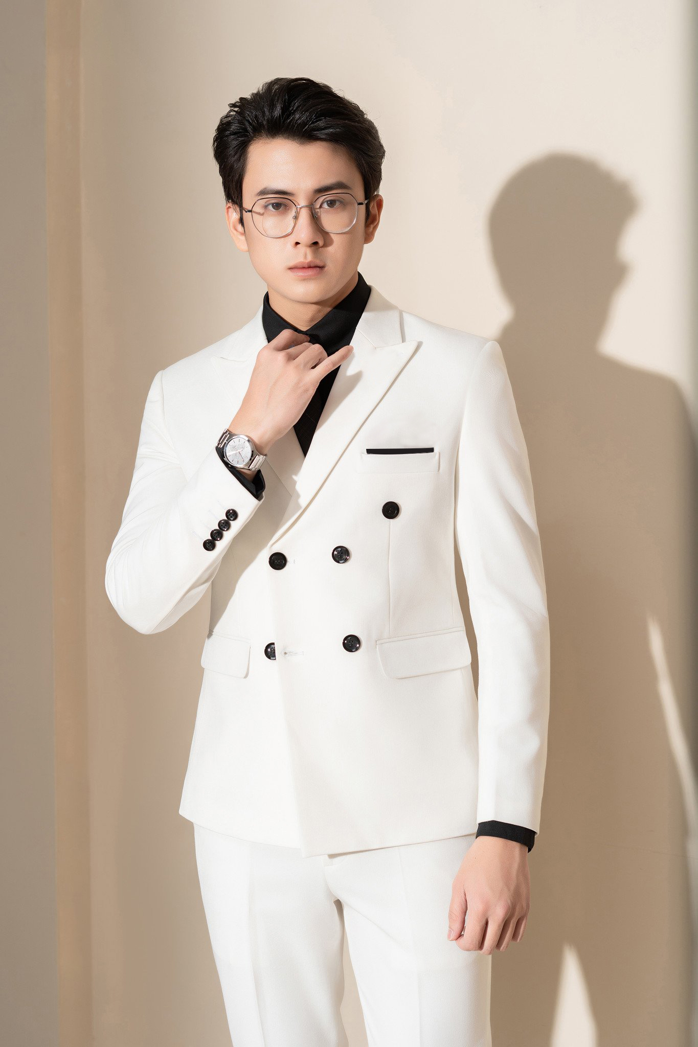 Bộ Vest Nam 6 Nút Ôm Body màu Trắng tặng combo phụ kiện cà vạt ghim cài hộp đựng