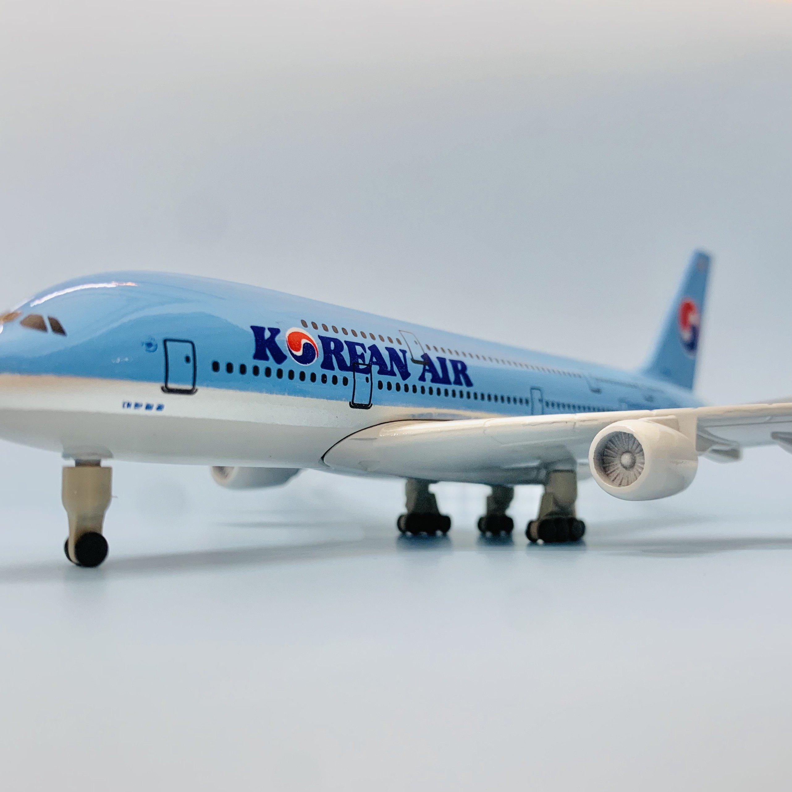 Mô hình máy bay korean air màu xanh có bánh xe chuẩn đẹp 20cm fullbox
