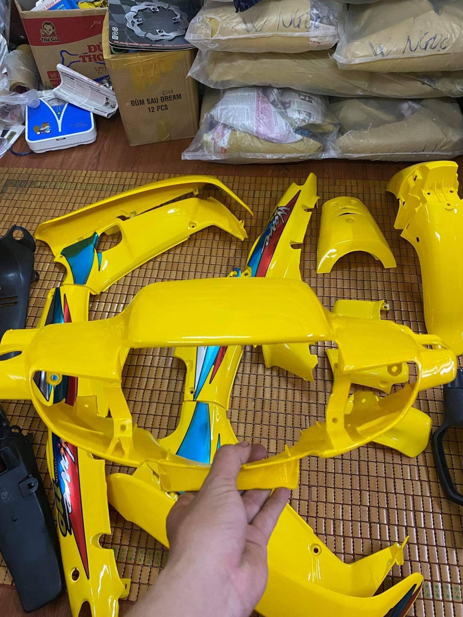 dàn áo wave ABS loại 1 vàng chanh có tem sẵn