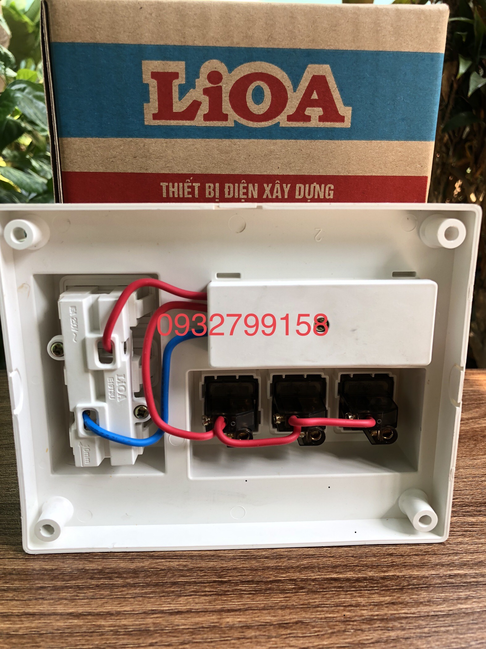 BẢNG ĐIỆN NỔI 2/3 CÔNG TẮC LIOA