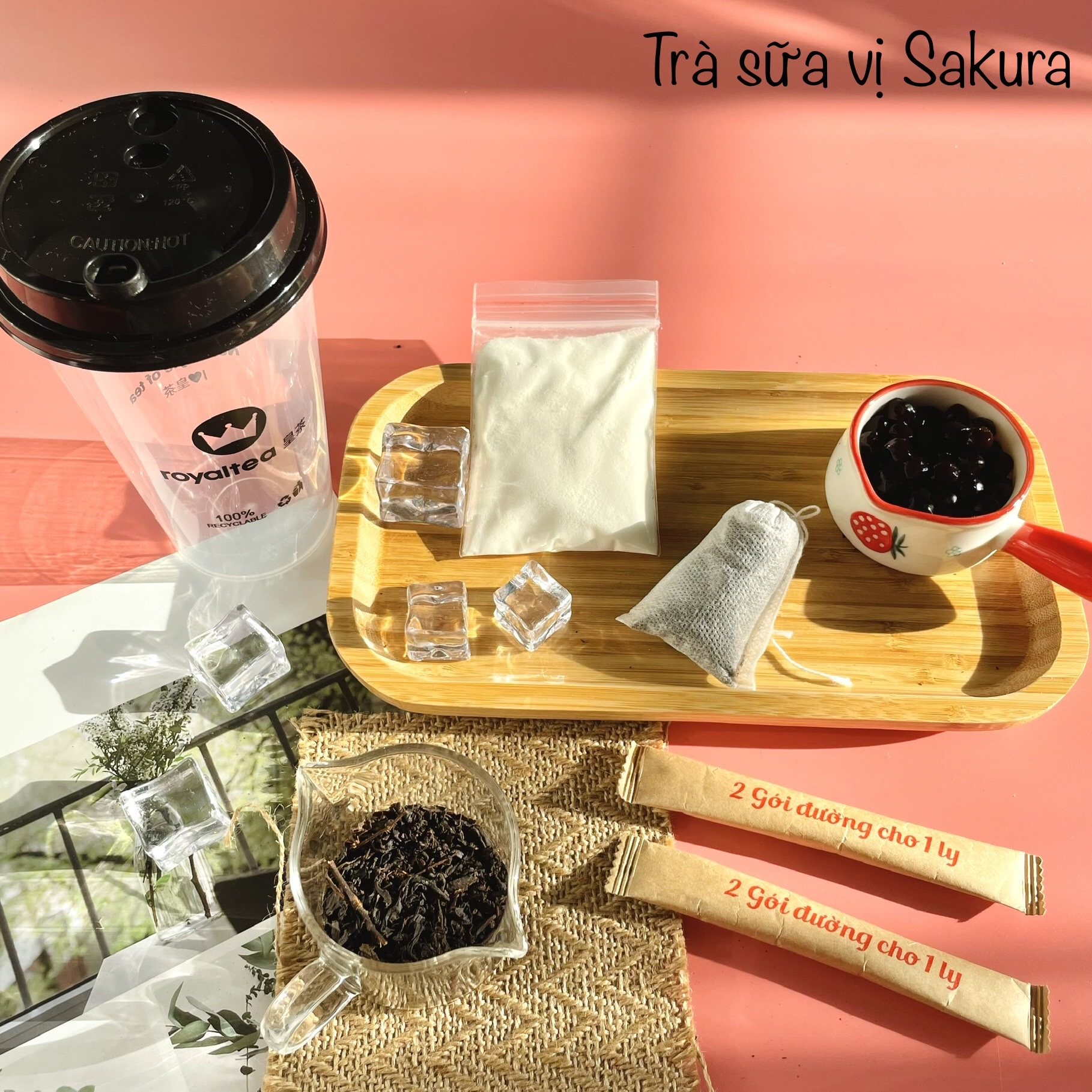 Trà Sữa Royaltea Vị Sakura và Trân Châu Đen Đài Loan. Combo đầy đủ nguyên liệu và cả ly Royaltea.