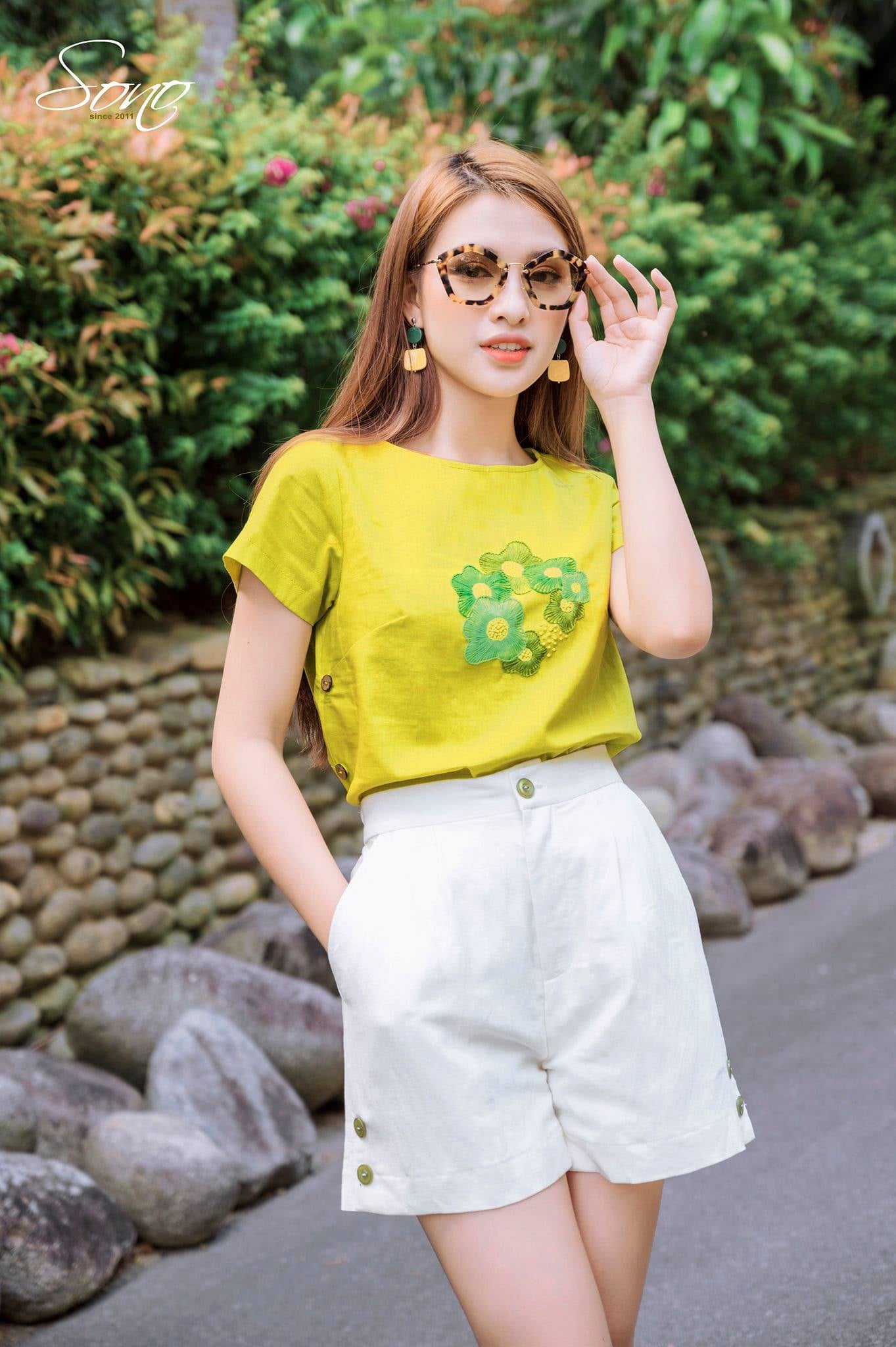 Áo hoa thêu ngực