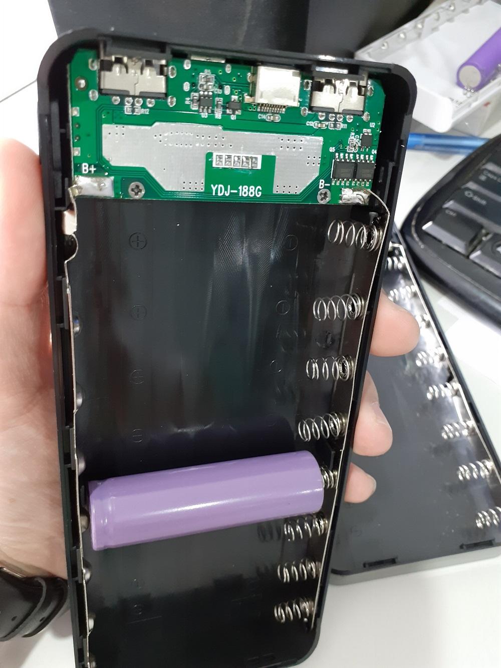 Box sạc dự phòng 8 pin 2019 (3 đầu vào tiện lợi)
