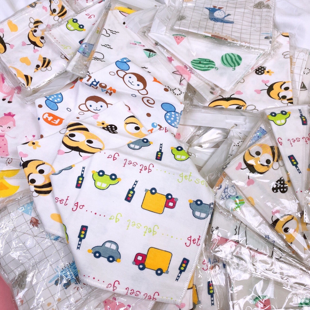 COMBO 5 KHĂN YẾM TAM GIÁC 2 LỚP COTTON NÚT BẤM