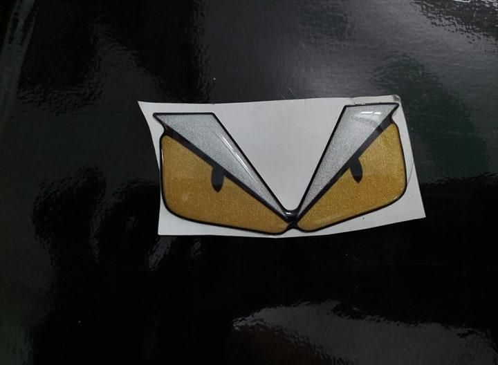 Logo mắt khủng long Fendi nổi phản quang
