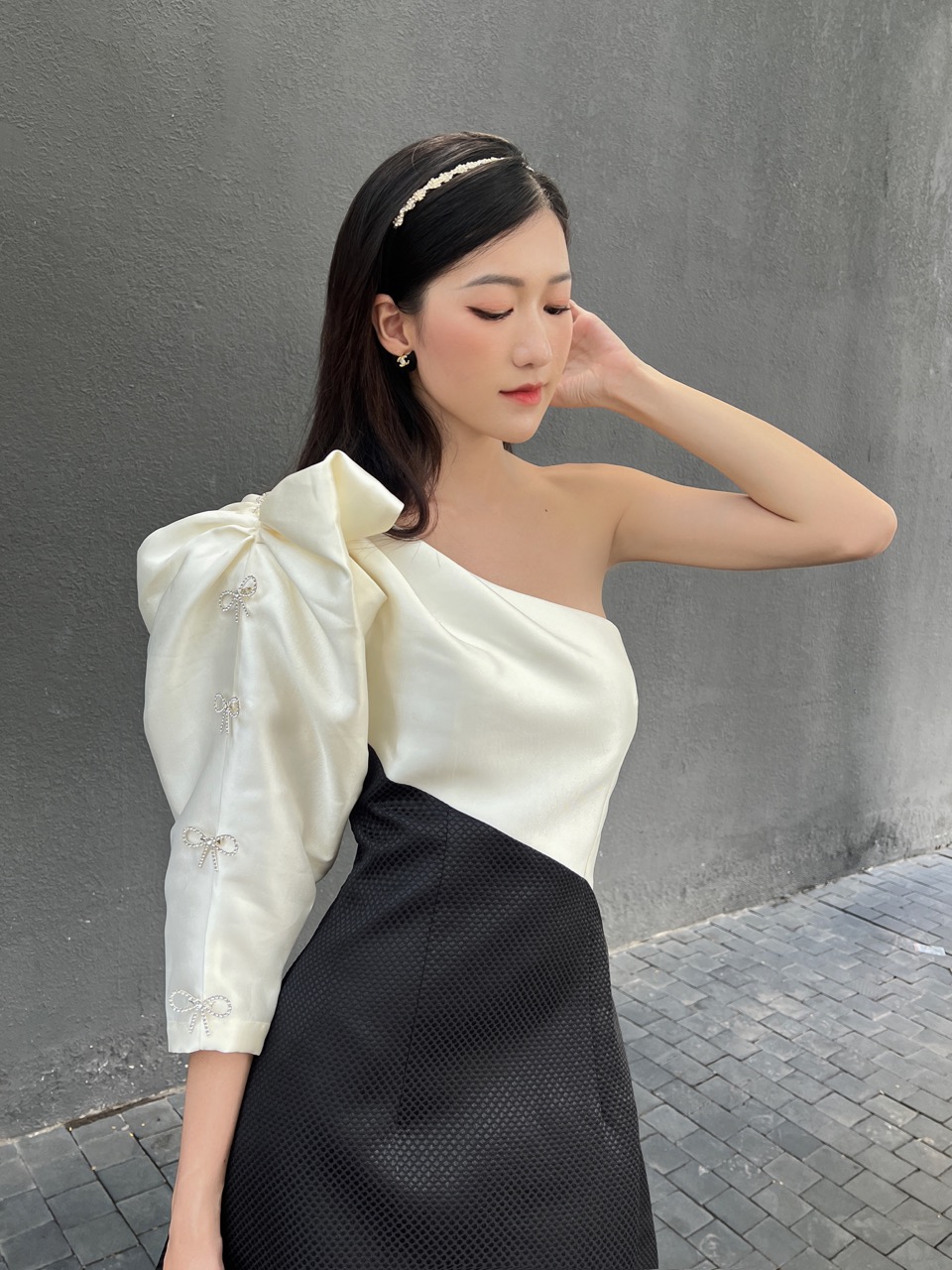 COCO SIN - Đầm Lệch Vai B&W Đính Nơ