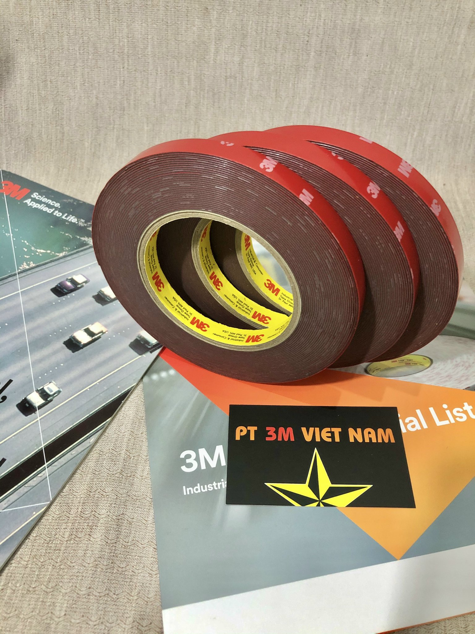 Băng keo 2 mặt 3M 4229P dán dồ chơi xe.