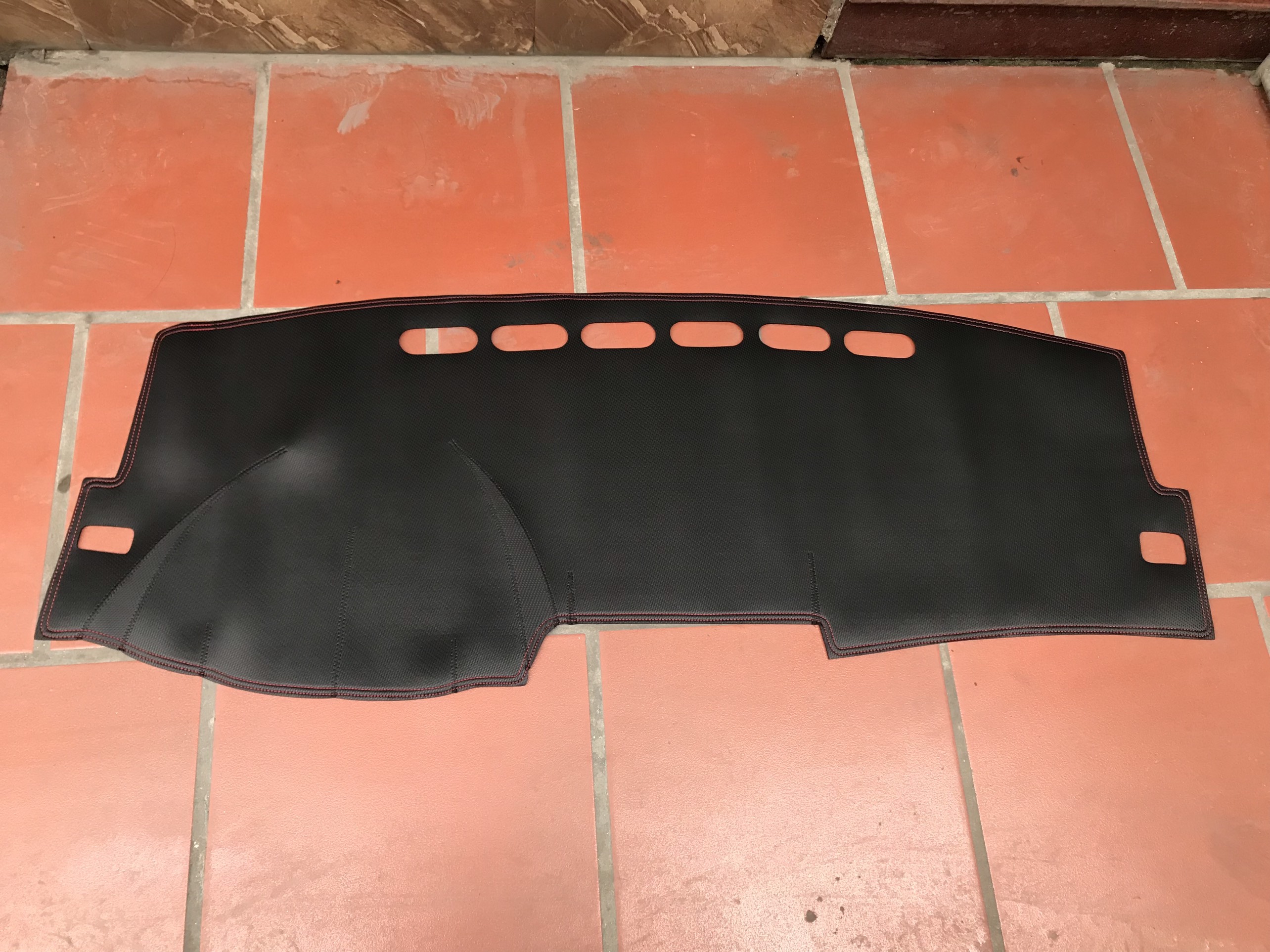 Thảm taplo da vân carbon cao cấp Toyota Altis 2009 - 2013