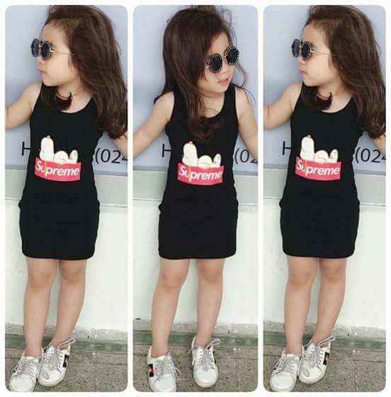 Đầm ôm sát nách bé gái