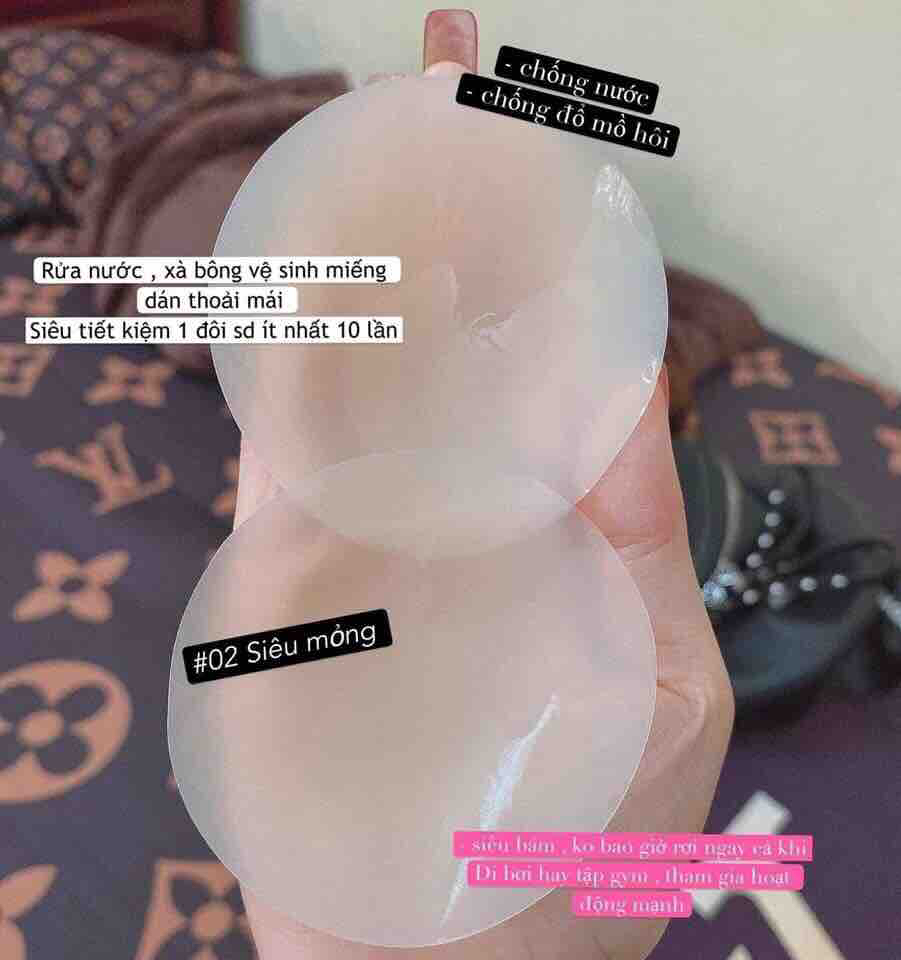 Miếng dán ngực thần thánh.