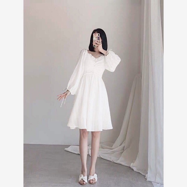 Đầm trắng nút bọc cổ bèo
