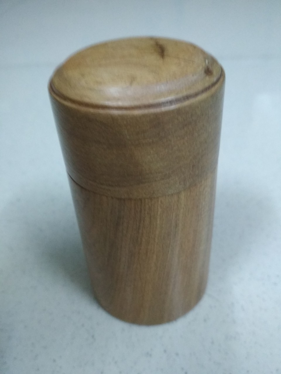 Lọ đựng tăm gỗ bách xanh hình trụ.