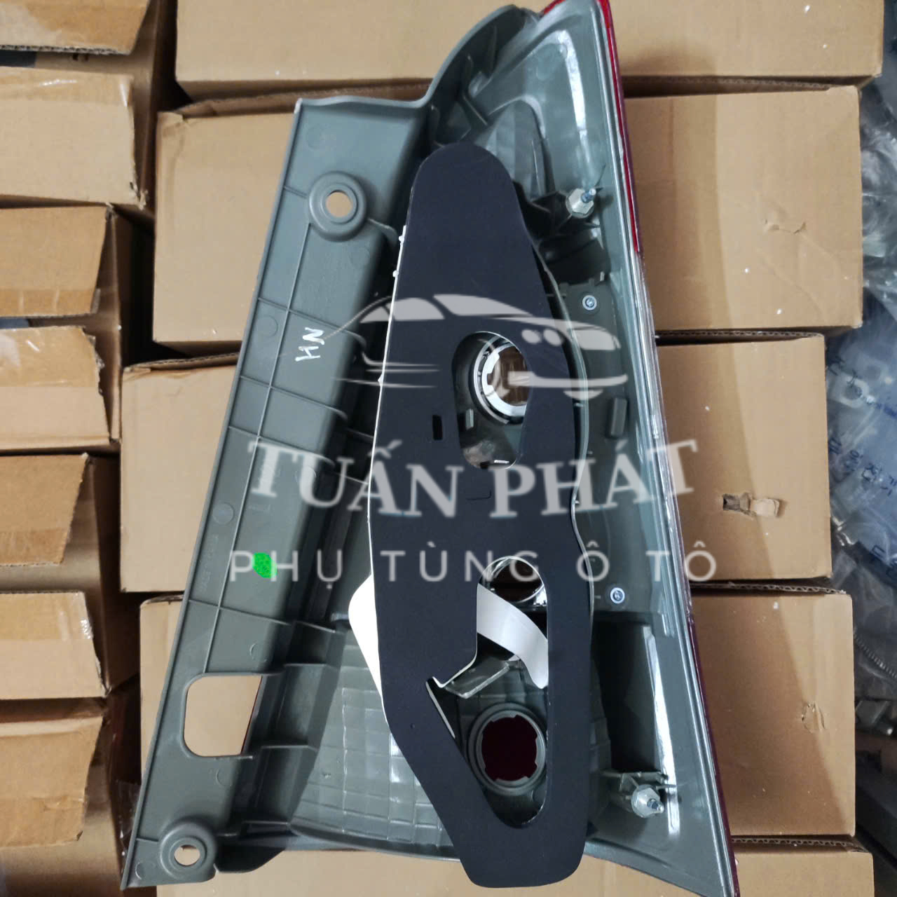ĐÈN HẬU TOYOTA INNOVA 2012-2016 TYC