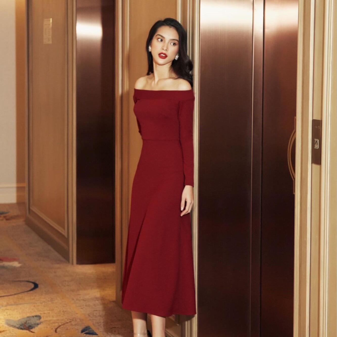 Đầm bẹt vai tay dài phom A màu đỏ (MIUMIU)