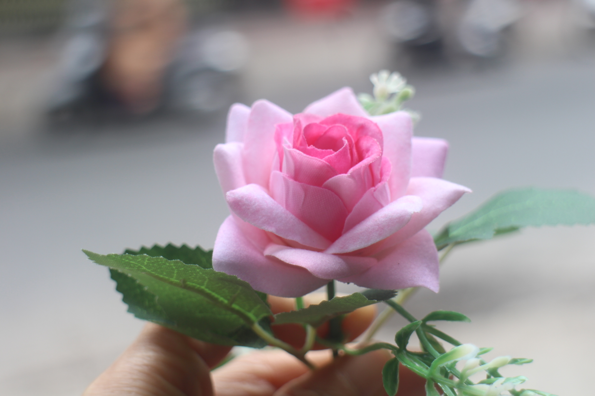 Cành hoa hồng nhung 7 bông cỡ nhỏ cao cấp- Hoa lụa