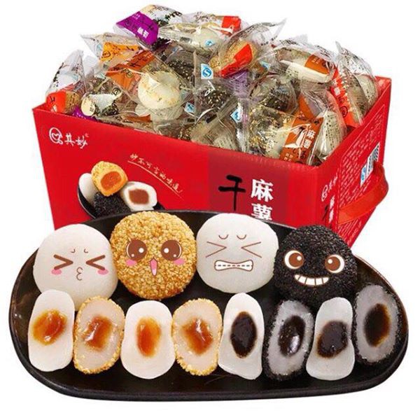 Thùng bánh Mochi Đài Loan 2kg 4 vị BÁNH MOCHI xưa nay nổi tiếng là loại bánh có lớp vỏ mềm, trắng, dẻo. Càng ăn càng ghiền, bánh được ăn lạnh lại càng ngon. Bánh gồm 4 hương vị: đậu đỏ, đậu phộng, mè đen, mè trắng