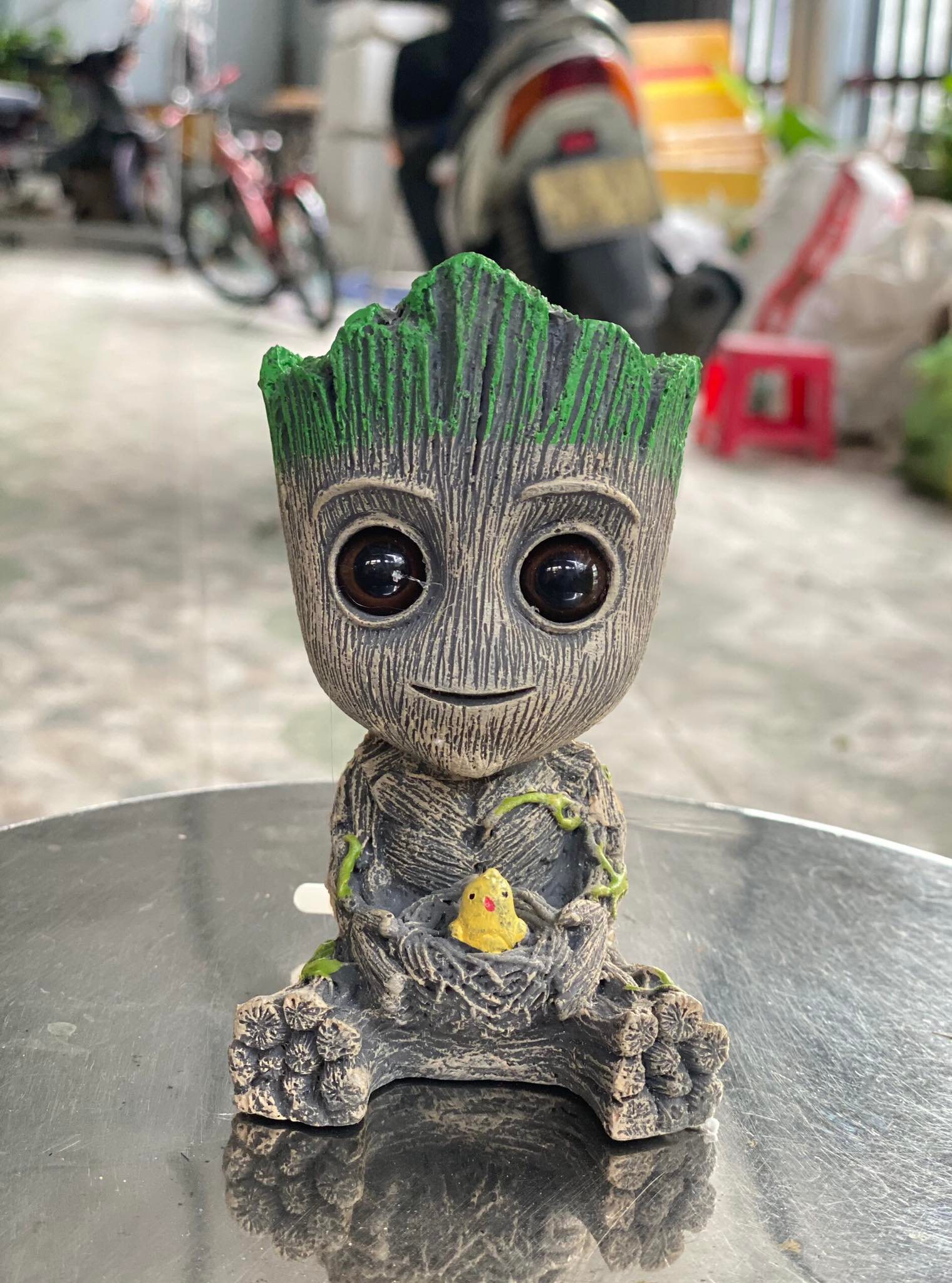 Tượng Groot cầm hoa, cầm chim sủi oxi trang trí cho hồ cá