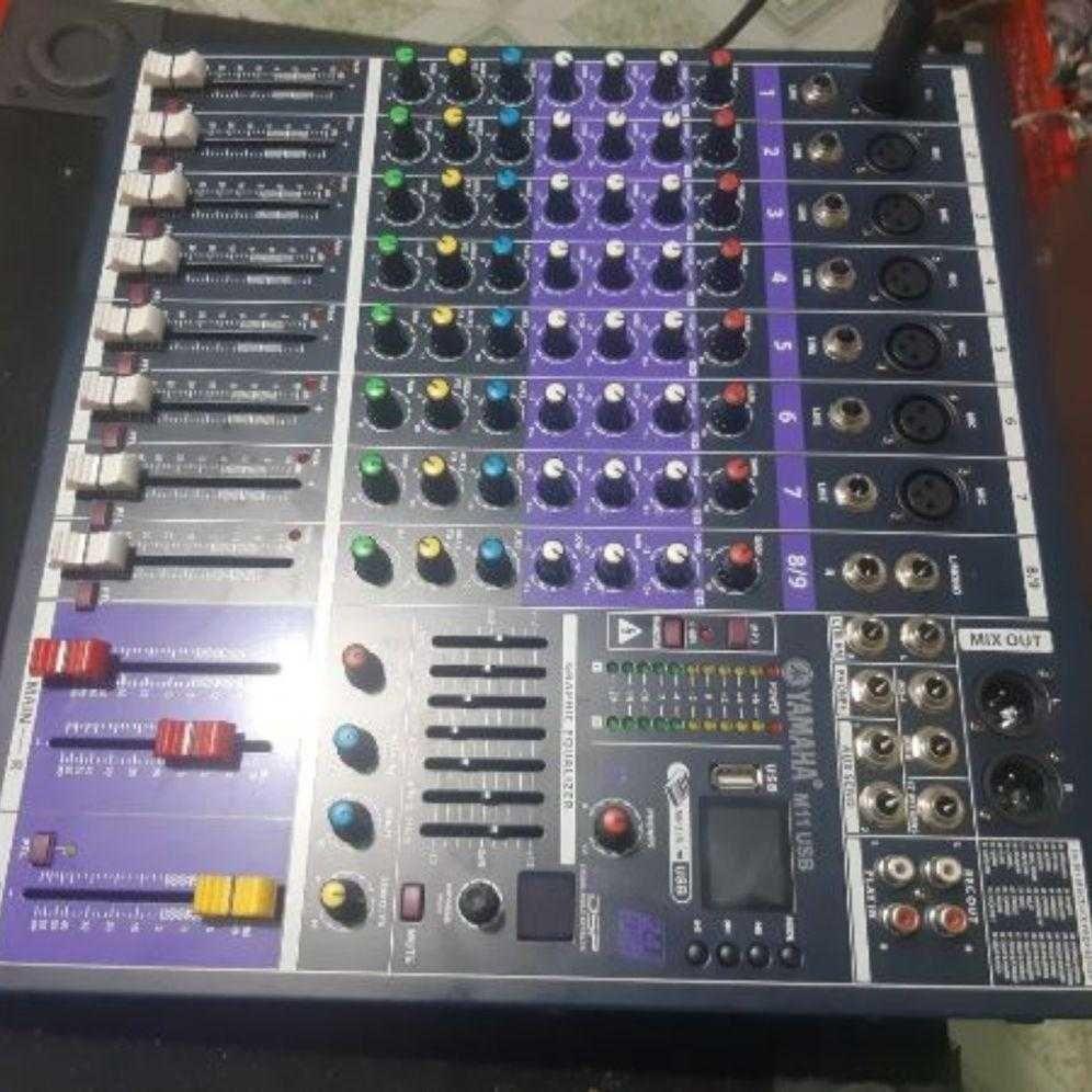 Mixer yamaha M11