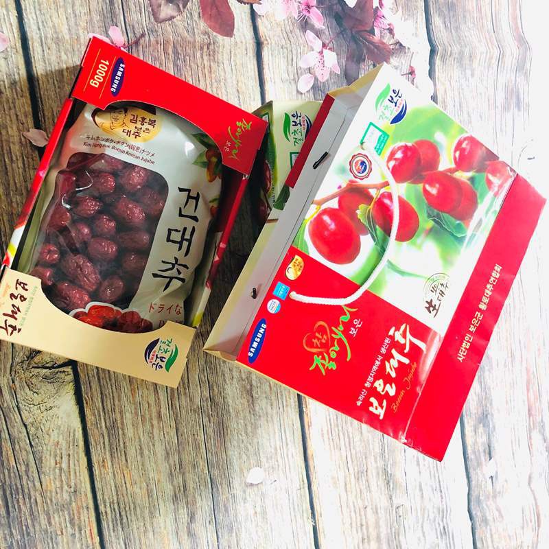 Korean red apple with bag for gifts-food is rich nutrition