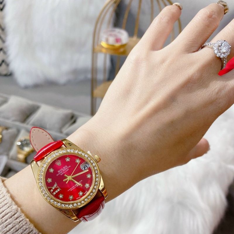 Đồng hồ Rolex nữ viền đính đá dây da nhẹ nhàng sanh chảnh. Màu Đỏ Rực Rỡ May Mắn