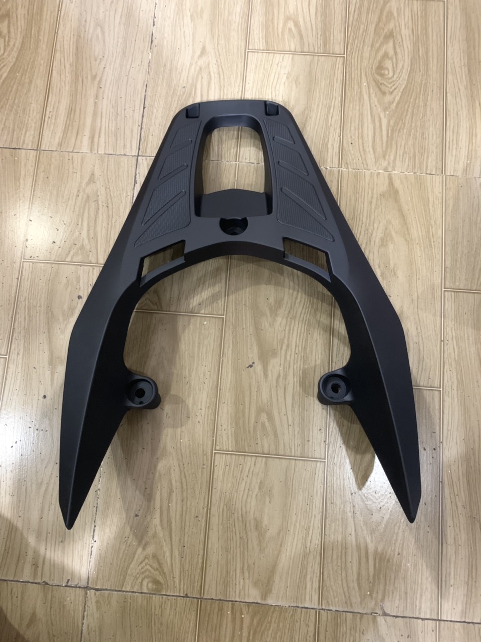 Cảng sau xe VARIO đời 2018 kiểu sh 300i màu đen nhám chất liệu nhựa