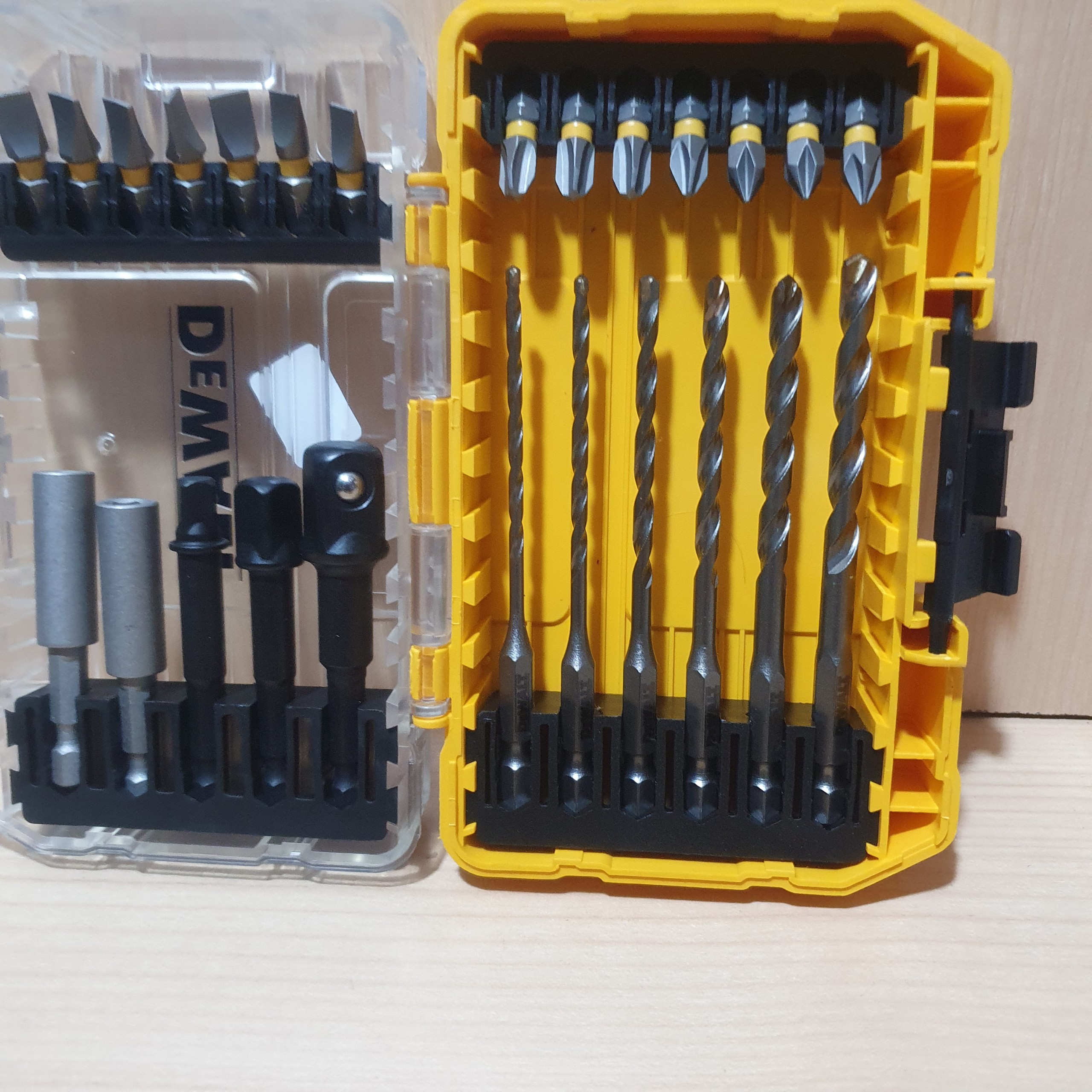 Bộ mũi vít và mũi khoan tường đuôi lục giác Dewalt 25 chi tiết DWA6120