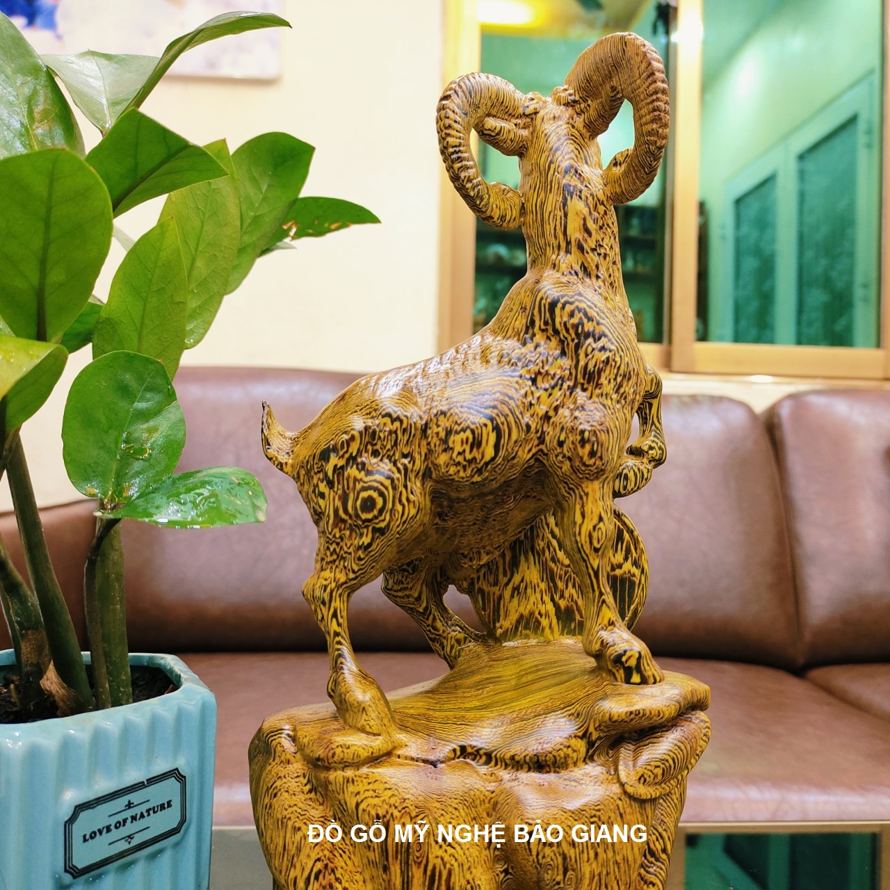 Tượng con dê gỗ mun đuôi công cao 20 cm