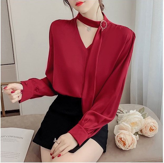 Áo cổ v cách điệu phối khoen cổ tay dài